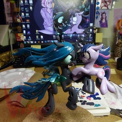 Size: 749x750 | Tagged: useless source url, safe, artist:viistar, idw, queen chrysalis, twilight sparkle, changeling, changeling queen, pony, unicorn, g4, the return of queen chrysalis, spoiler:comic04, computer, duo, female, fight, mare, sculpture, unicorn twilight