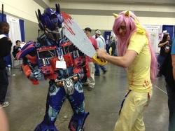 Size: 960x717 | Tagged: source needed, safe, fluttershy, human, .mov, bronycon, shed.mov, g4, butterscotch, chainsaw, convention, cosplay, fluttershed, irl, irl human, max gilardi, murdershy, optimus prime, photo, rule 63, transformers, weapon