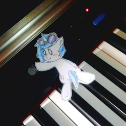 Size: 606x603 | Tagged: safe, artist:danadyu, dj pon-3, vinyl scratch, g4