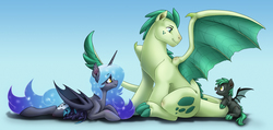 Size: 2244x1070 | Tagged: safe, artist:kianamai, artist:skjolty, oc, oc only, oc:anastasia, oc:peridot flame, oc:princess nidra, oc:turquoise blitz, alicorn, bat pony, bat pony alicorn, dracony, hybrid, pony, kilalaverse, alicorn oc, blue background, cute, family, fangs, father and daughter, father and son, female, foal, freckles, interspecies offspring, male, mare, mother and daughter, mother and son, next generation, oc x oc, offspring, offspring shipping, offspring's offspring, open mouth, parent:oc:princess nidra, parent:oc:supernova, parent:oc:turquoise blitz, parent:princess luna, parent:rarity, parent:spike, parents:canon x oc, parents:oc x oc, parents:sparity, prone, shipping, simple background, sitting, smiling, spread wings, straight