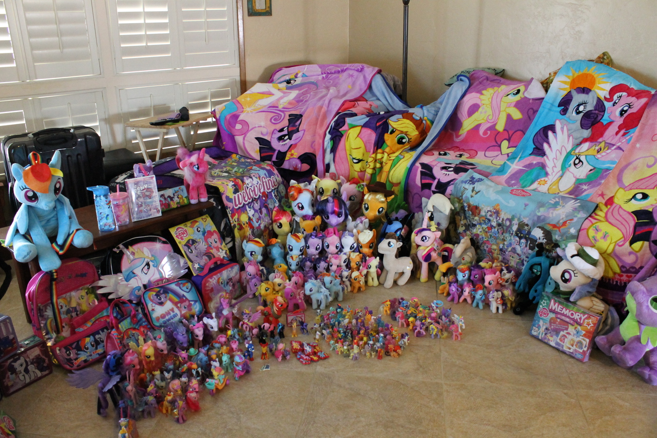 Напиши где находятся игрушки. Алиса магазин игрушек my little Pony. Коллекция пони игрушки. Пони игрушки для девочек. Много разных игрушек.