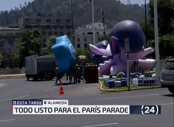 Size: 911x667 | Tagged: safe, twilight sparkle, alicorn, human, inflatable pony, pony, g4, balloon, building, chile, female, inflatable, inflatable alicorn, irl, mare, opaque inflatable, outdoors, parade, parade balloon, photo, spanish, translated in the comments, twilight sparkle (alicorn)