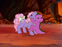 Size: 576x432 | Tagged: safe, screencap, lickety-split, spike (g1), pony, g1, my little pony: the movie (g1), bow, clinging, tail bow
