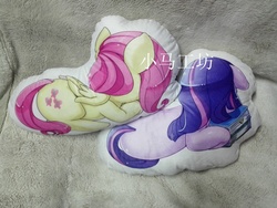 Size: 2080x1560 | Tagged: safe, artist:hutouluosha, artist:shepherd0821, fluttershy, twilight sparkle, g4, chinese, pillow, sleeping