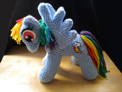 Size: 800x600 | Tagged: safe, artist:uminohoshi, rainbow dash, g4, amigurumi, crochet, irl, photo, plushie, solo