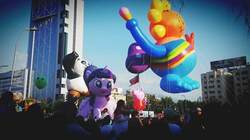 Size: 600x337 | Tagged: safe, twilight sparkle, alicorn, pony, g4, balloon, chile, giant pony, irl, macro, parade, parade balloon, paris parade, photo, photography, twilight sparkle (alicorn)