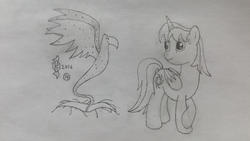 Size: 5312x2988 | Tagged: safe, artist:parclytaxel, oc, oc only, oc:kino, oc:parcly taxel, alicorn, phoenix, pony, ain't never had friends like us, albumin flask, parcly taxel in japan, alicorn oc, crossed hooves, high res, horn, horn ring, japan, lineart, monochrome, pencil drawing, pet, pet oc, rift, smiling, story included, tokyo, traditional art