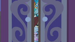 Size: 1280x720 | Tagged: safe, screencap, gallus, ocellus, sandbar, silverstream, smolder, yona, g4, school raze, peeking, spying, student six