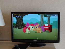 Size: 1600x1200 | Tagged: safe, screencap, apple bloom, scootaloo, earth pony, pony, g4, the show stoppers, clock, female, filly, japanese, musical instrument, panasonic, panasonic viera, piano, picture of a screen, television, tomodachi wa mahou, tv tokyo