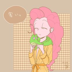 Size: 1000x1000 | Tagged: safe, artist:slueqg, gummy, pinkie pie, alligator, equestria girls, g4, abstract background, clothes, clothes imitation, coiling, dialogue, duo, eyes closed, japanese, robe, sleepy, speech bubble, translation request