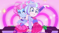 Size: 1920x1080 | Tagged: safe, screencap, kiwi lollipop, supernova zap, equestria girls, equestria girls specials, g4, my little pony equestria girls: better together, my little pony equestria girls: sunset's backstage pass, back to back, clothes, crossed arms, discovery kids, dress, k-lo, posing for photo, postcrush, smiling, spanish, stage, su-z