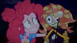 Size: 926x520 | Tagged: safe, screencap, pinkie pie, sunset shimmer, equestria girls, equestria girls specials, g4, my little pony equestria girls: better together, my little pony equestria girls: sunset's backstage pass, actual sunset shimmer, backstage pass, creepy, discovery kids, faic, fake smile, logo, pinkamena diane pie, smiling, spanish, wide eyes