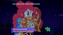 Size: 1366x768 | Tagged: safe, screencap, pinkie pie, sunset shimmer, equestria girls, equestria girls series, g4, sunset's backstage pass!, spoiler:eqg series (season 2), actual sunset shimmer, discovery kids, puppet, sad, spanish