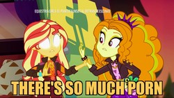 Size: 1920x1080 | Tagged: safe, edit, edited screencap, screencap, adagio dazzle, sunset shimmer, equestria girls, equestria girls series, g4, sunset's backstage pass!, spoiler:eqg series (season 2), blank eyes, caption, discovery kids, glowing eyes, image macro, music festival outfit, spanish, ted 2, text, white eyes