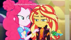 Size: 1280x720 | Tagged: safe, screencap, pinkie pie, sunset shimmer, equestria girls, equestria girls specials, g4, my little pony equestria girls: better together, my little pony equestria girls: sunset's backstage pass, annoyed, discovery kids, geode of empathy, geode of sugar bombs, magical geodes, music festival outfit, spanish, spanish text