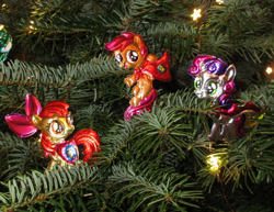 Size: 1024x792 | Tagged: safe, alternate version, artist:malte279, apple bloom, scootaloo, sweetie belle, g4, christmas, christmas lights, christmas tree, craft, cutie mark crusaders, hearth's warming eve, holiday, metal foil, relief, tree