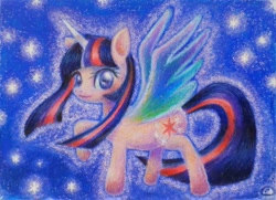 Size: 680x492 | Tagged: safe, artist:えむ, twilight sparkle, alicorn, pony, g4, my little pony: rainbow roadtrip, colored pencil drawing, colored wings, female, japanese, multicolored wings, night, rainbow wings, solo, stars, traditional art, twilight sparkle (alicorn), wings