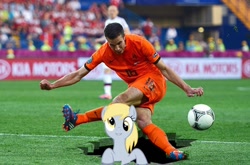 Size: 960x632 | Tagged: safe, edit, derpy hooves, human, g4, football, irl, irl human, netherlands, photo, robin van persie, sports