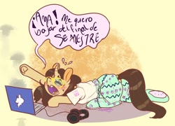 Size: 1496x1076 | Tagged: safe, artist:beyond_inside, oc, oc only, pony, unicorn, clothes, computer, frog (hoof), headphones, horn, laptop computer, lying down, open mouth, signature, spanish, talking, translated in the comments, underhoof, unicorn oc