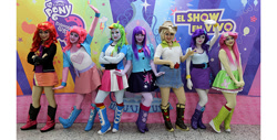 Size: 630x320 | Tagged: safe, applejack, fluttershy, pinkie pie, rainbow dash, rarity, sunset shimmer, twilight sparkle, human, equestria girls, g4, my little pony & equestria girls el show en vivo, boots, clothes, compression shorts, cosplay, costume, denim skirt, humane five, humane six, irl, irl human, live action, photo, pleated skirt, shoes, shorts, skirt, theater