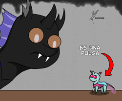Size: 1200x1000 | Tagged: safe, artist:alejandrogmj, artist:wasisi, derpibooru exclusive, oc, oc:flower black, oc:wasisi, changedling, changeling, pony, changedling oc, changeling oc, cute, duo, fangs, frown, looking at something, micro, no mouth, pointy ponies, silliness in the comments, smol, spanish, text, tiny, wide eyes