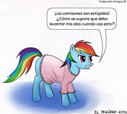 Size: 500x448 | Tagged: safe, artist:el-yeguero, derpibooru exclusive, edit, editor:enrique zx, rainbow dash, pegasus, pony, g4, clothes, dialogue, female, folded wings, mare, nightgown, signature, simple background, solo, spanish description, spanish text, speech bubble, text, translation, translator:enrique zx, white background, wings, wings down, wings under clothes