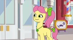 Size: 1080x598 | Tagged: safe, screencap, posey bloom, earth pony, pony, g5, mane melody, my little pony: tell your tale, spoiler:g5, spoiler:my little pony: tell your tale, spoiler:tyts01e05, bow, female, hair bow, jewelry, mare, necklace, ponytail, solo, tail, tail bow