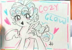 Size: 1600x1126 | Tagged: safe, artist:蜀灰, cozy glow, pegasus, pony, g4, female, filly, foal, heart, open mouth, simple background, smiling, solo, text, traditional art, white background